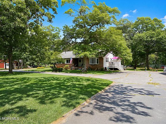 3rd image of 745 Oak Glen Road