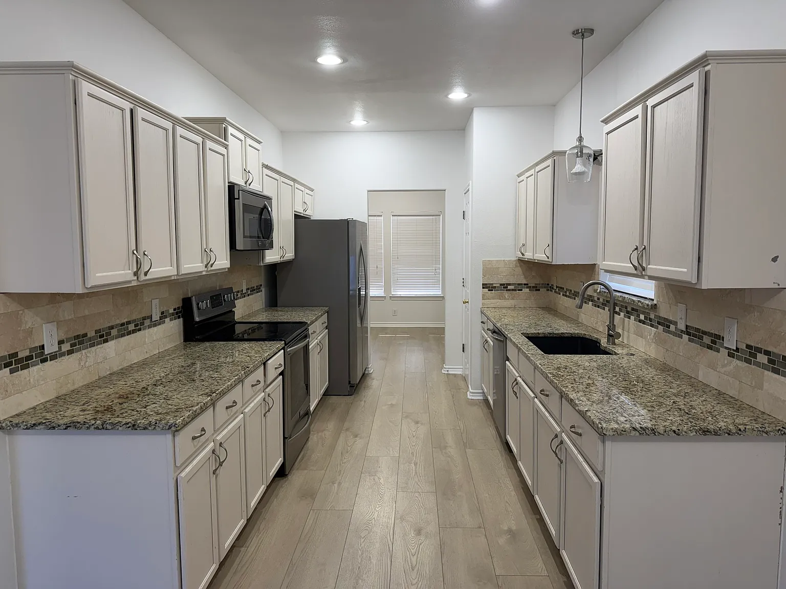 4 bed, 2.5 bath, 2205 sqft, $2,900 — Photo 2