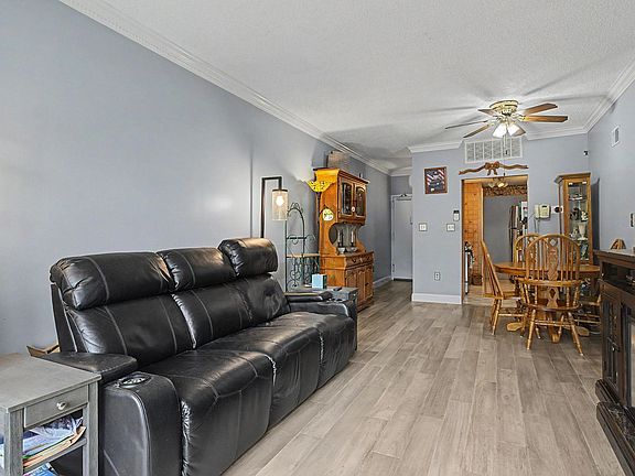 5th image of 318 38th St APT 307