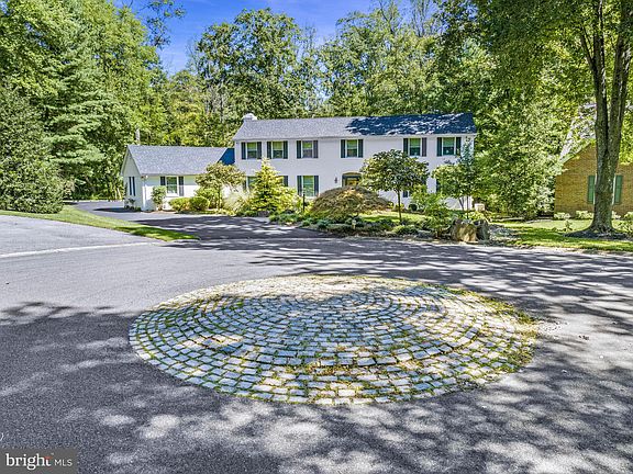 2nd image of 1006 Kensington Ln