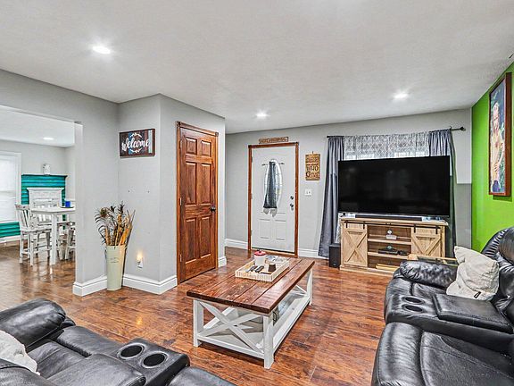 3rd image of 1109 Canal St