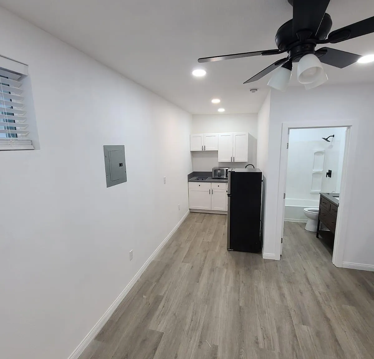 427 E Moss St — Photo 2