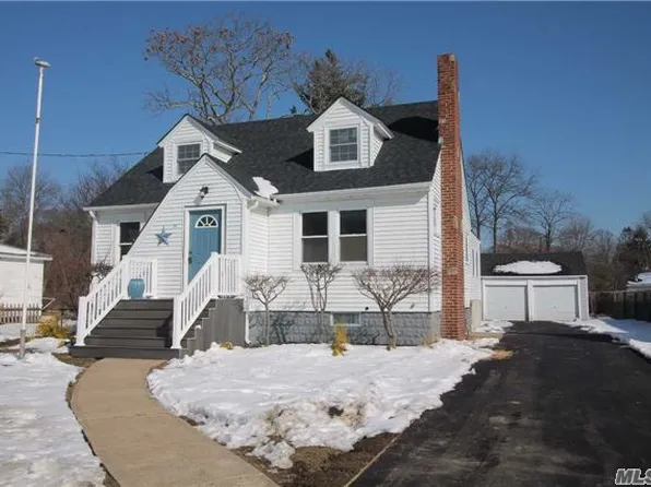 51 Greenwood Ave, East Islip, NY 11730