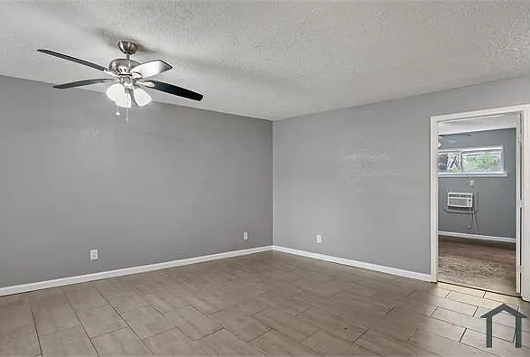 4811 Oakland St — Photo 8