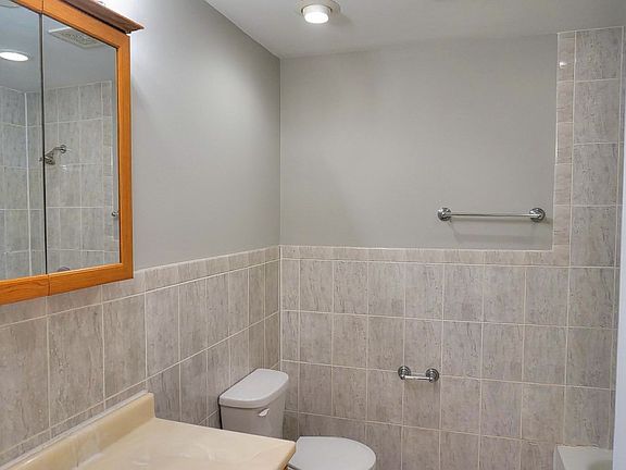 5th image of 20348 Crawford Ave