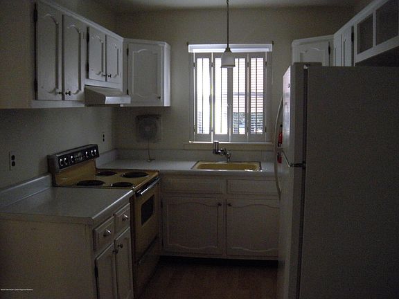 5th image of 6 Potomac Ln #D