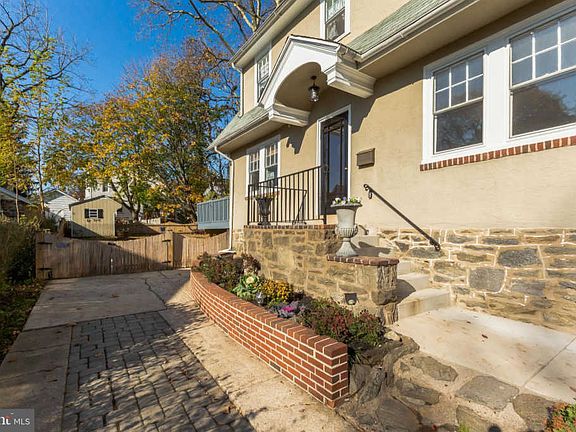 3rd image of 1010 Larchmont Ave