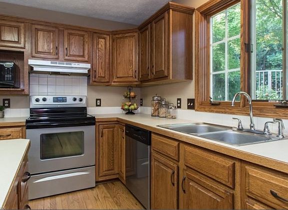 5th image of 3320 Pine Hollow Dr