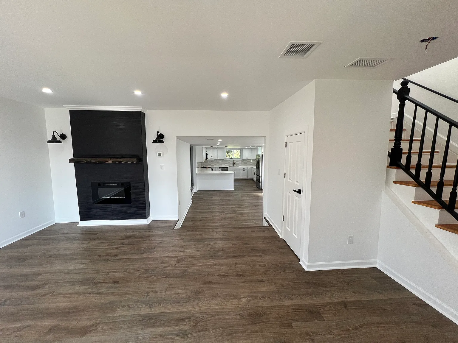 4 bed, 2440 sqft, $4,500 — Photo 4