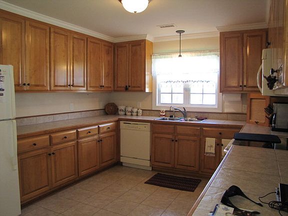 5th image of 225 Sedgefield Dr