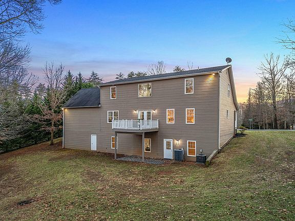 4th image of 447 Woods Edge Dr
