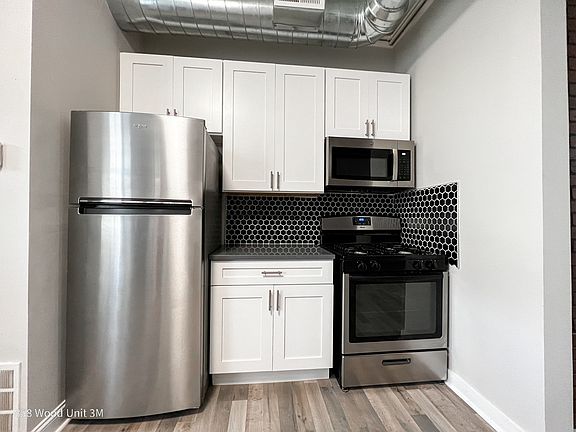 2nd image of 858 N Wood St APT 3R
