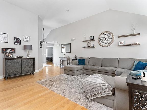 2nd image of 117 Kingston Ct