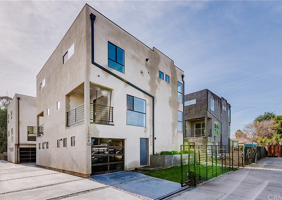 1st image of 11512 Emelita St #1/2