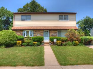 27 Harkin Ln, Hicksville, NY 11801