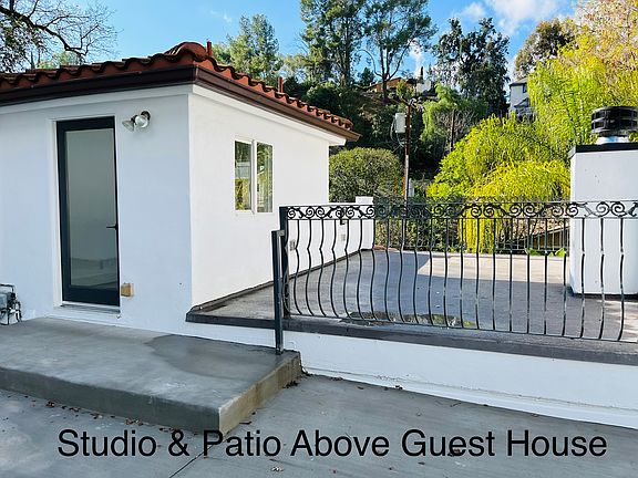 Bonus studio room can be used as an office, art studio, extra storage, etc.