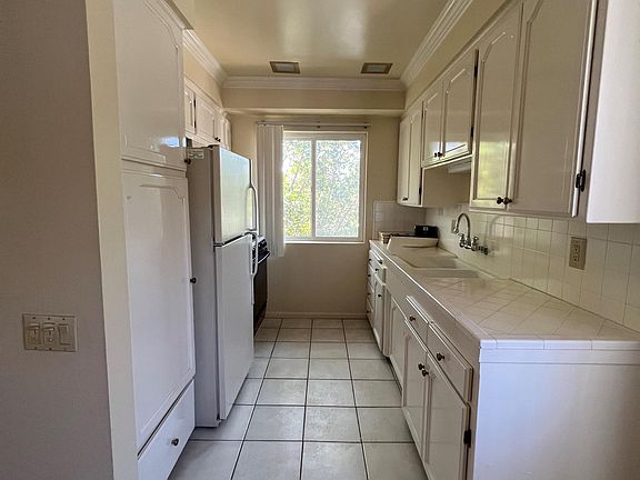 3rd image of 916-922 Magnolia Ave