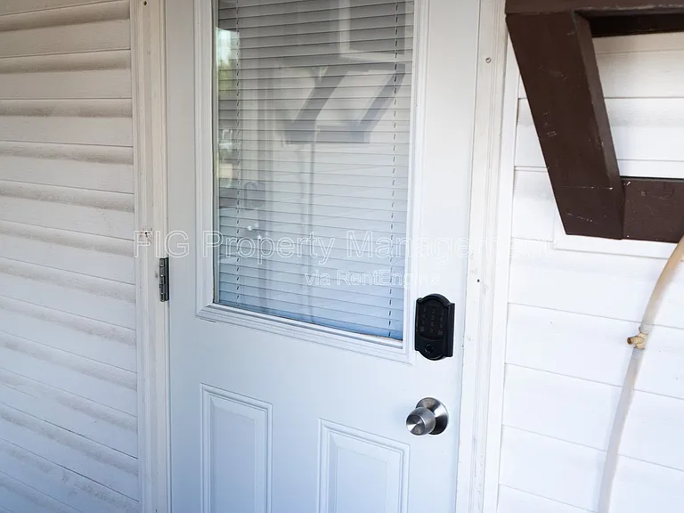 707 W Race St #4 — Photo 2