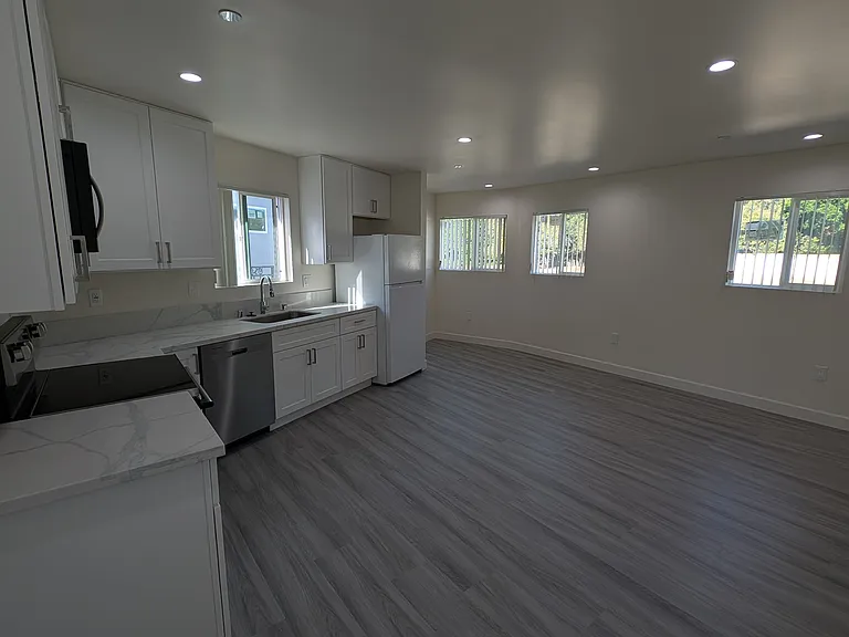 13435 Moorpark St — Photo 11