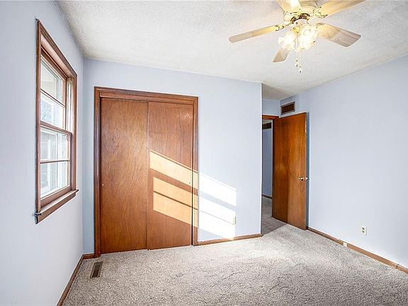 3rd image of 327 Lincoln Dr
