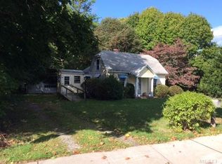 6 Springville Rd, Hampton Bays, NY 11946