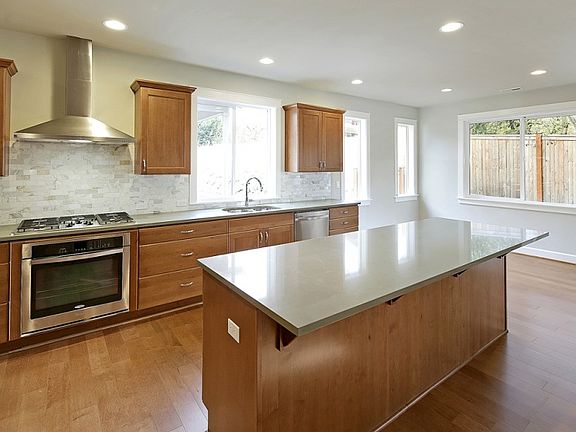 4th image of 13712 NE 133rd St