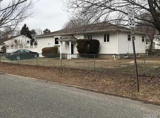 39 Gray St, Brentwood, NY 11717