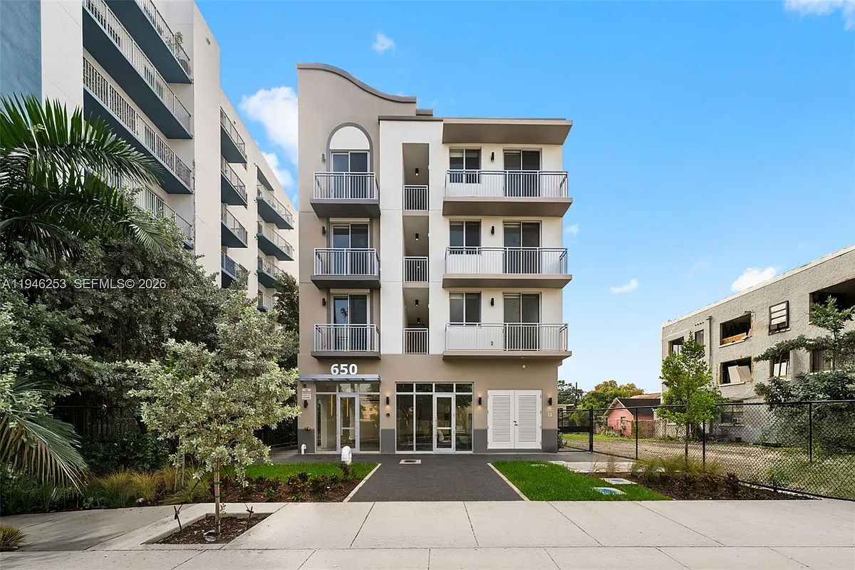 Building Photo - 650 SW 1st St #305