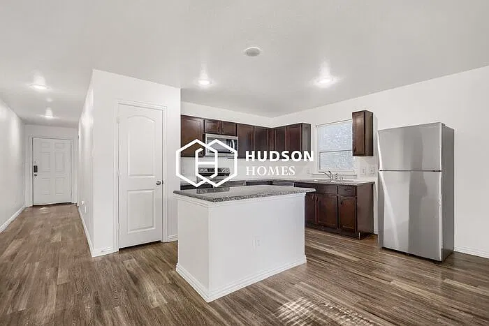 3 bed, 2.0 bath, 1298 sqft, $1,625 — Photo 4