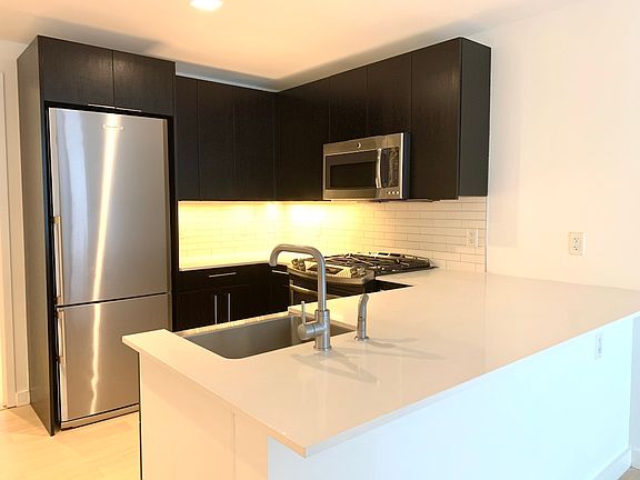 3rd image of 535 W 43rd St Unit South 14f