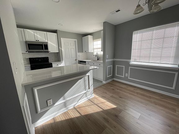 Kitchen w/bar area.