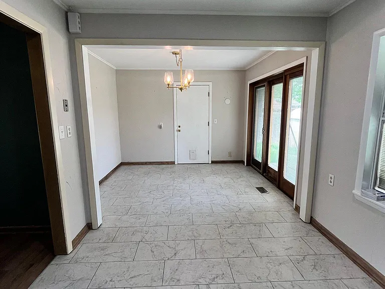 2526 W Broadway Ave — Photo 6