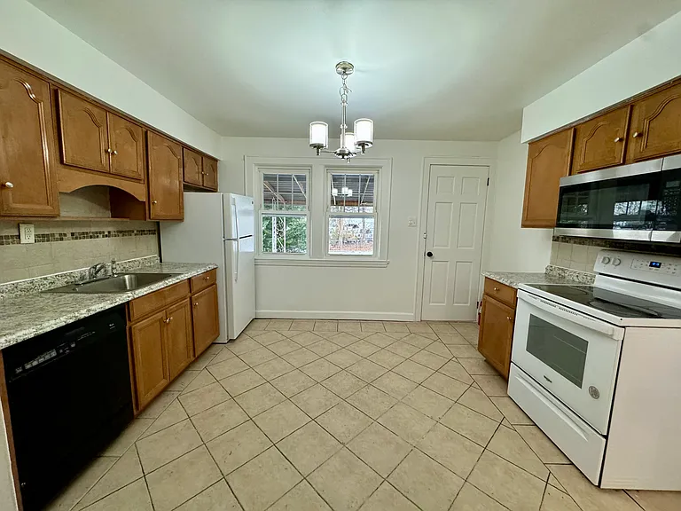 8 Plymouth St — Photo 5