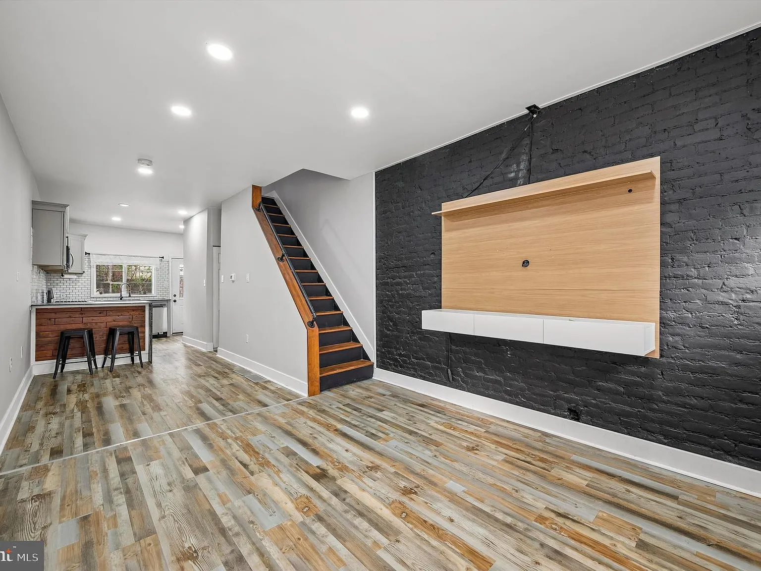 2 bed, 732 sqft, $1,600 — Photo 2