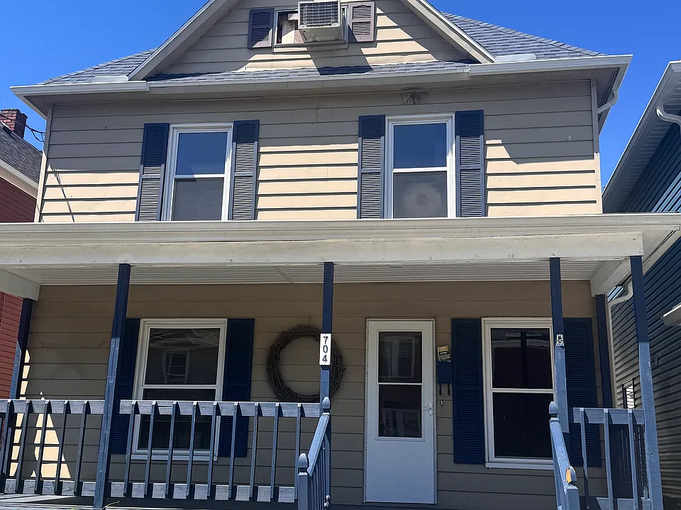 704 Raspberry St