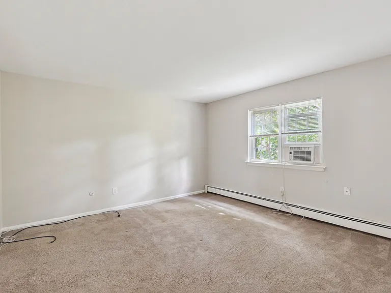 352 N York Rd #C16 — Photo 4