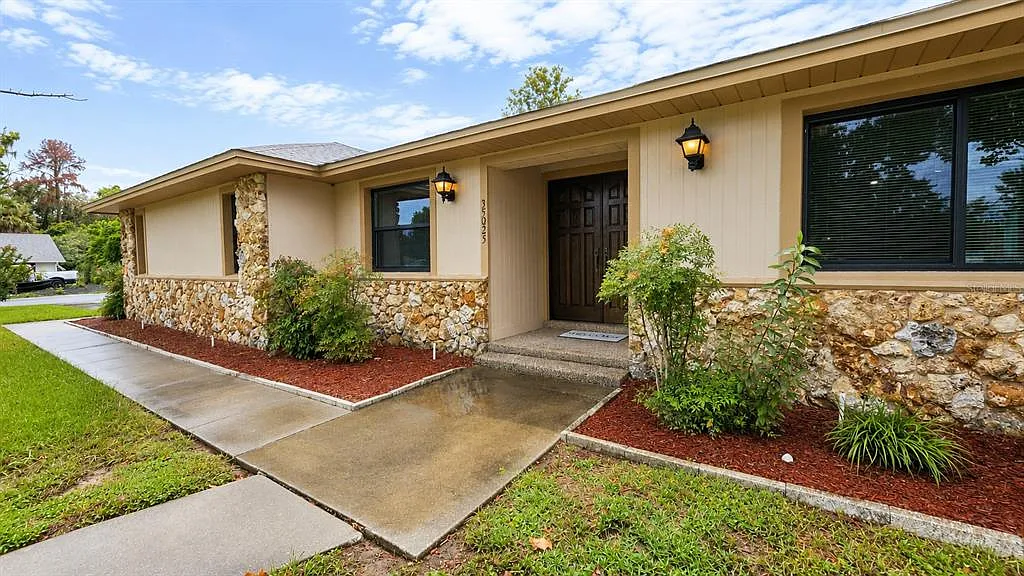 3 bed, 2.0 bath, 1626 sqft, $2,900 — Photo 1