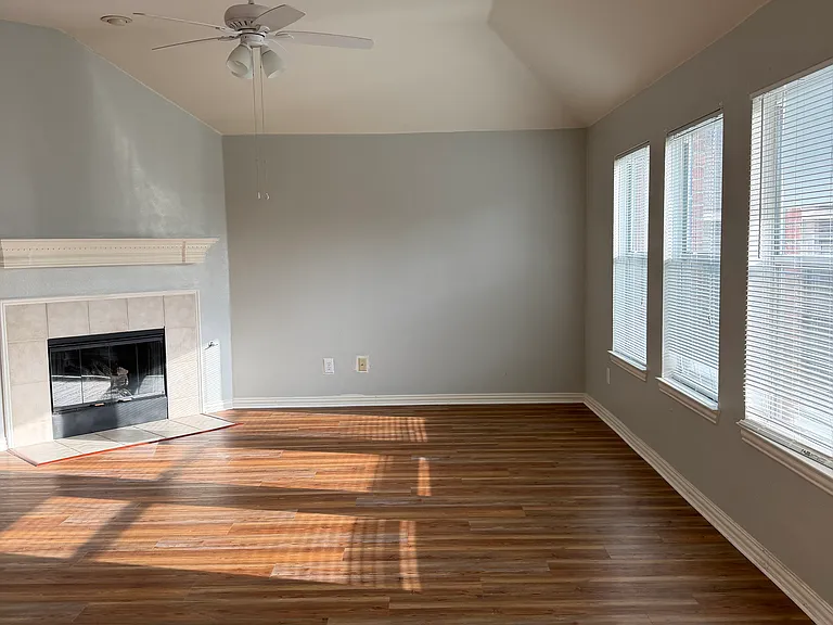 2408 Monroe Dr — Photo 2