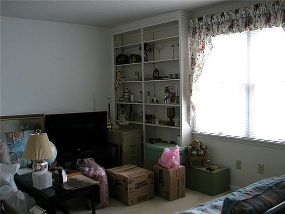 4th image of 139 Briarwood Cir