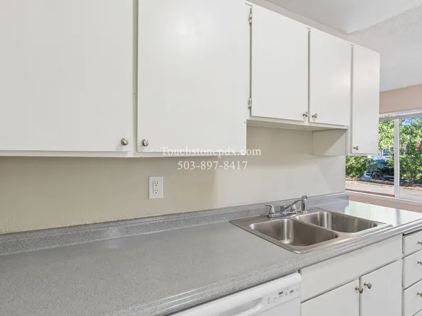 702 NE 99th Ave APT 2, Portland, OR 97220