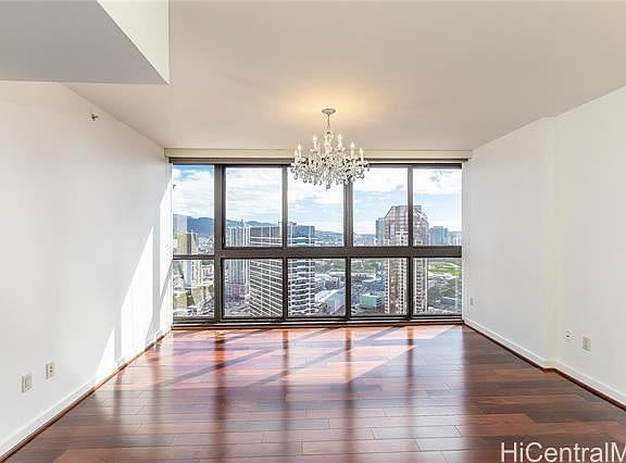 5th image of 600 Queen St #3806