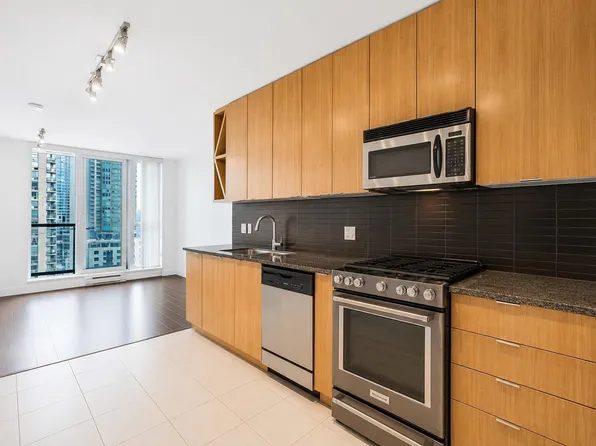 1010 Richards St #1703, Vancouver, BC V6B 1G2