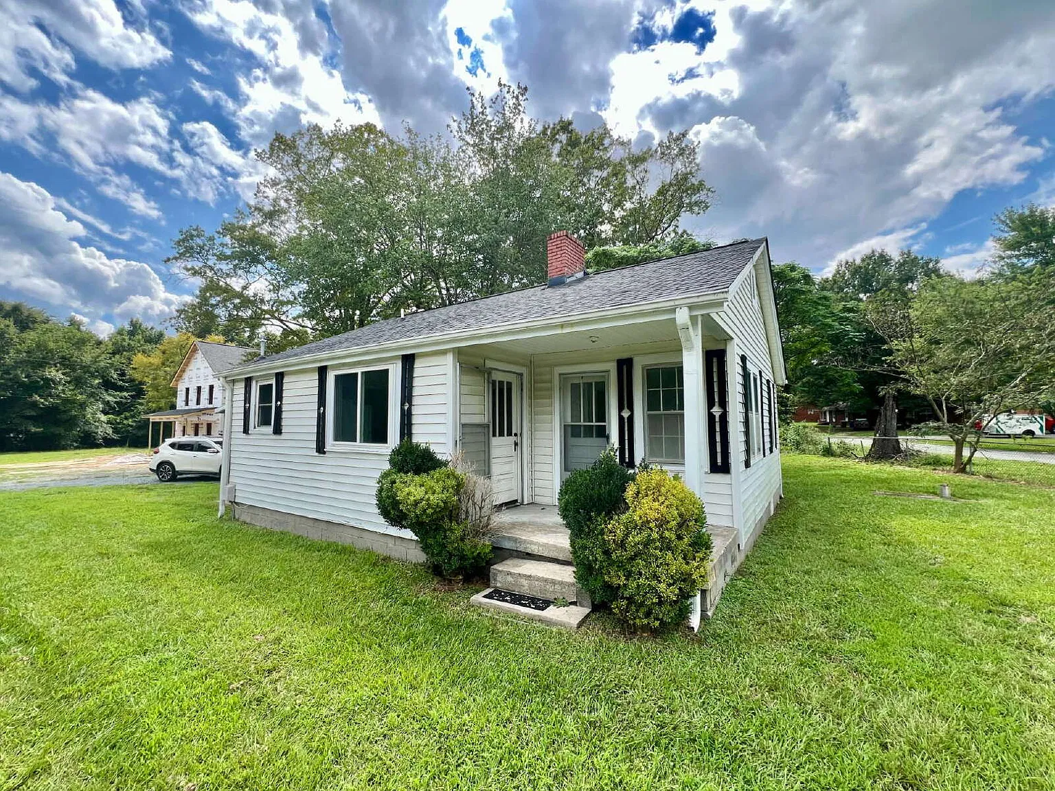 3 bed, 1.0 bath, 803 sqft, $1,450 — Photo 2