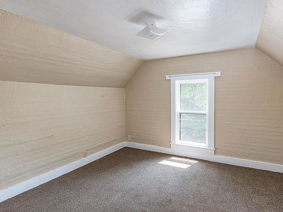 4th image of 802 W Spring St