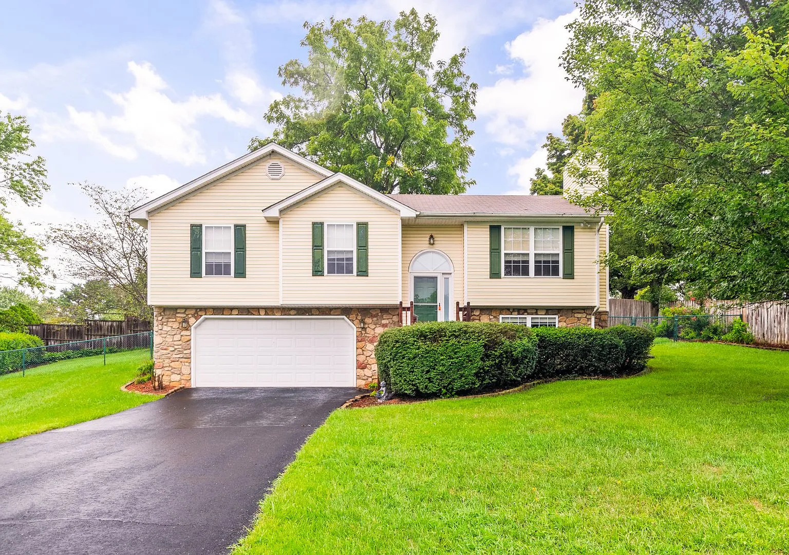 3 Bed / 3 Bath. Pet Friendly. Easy access to US 460 / I 81. — Photo 1
