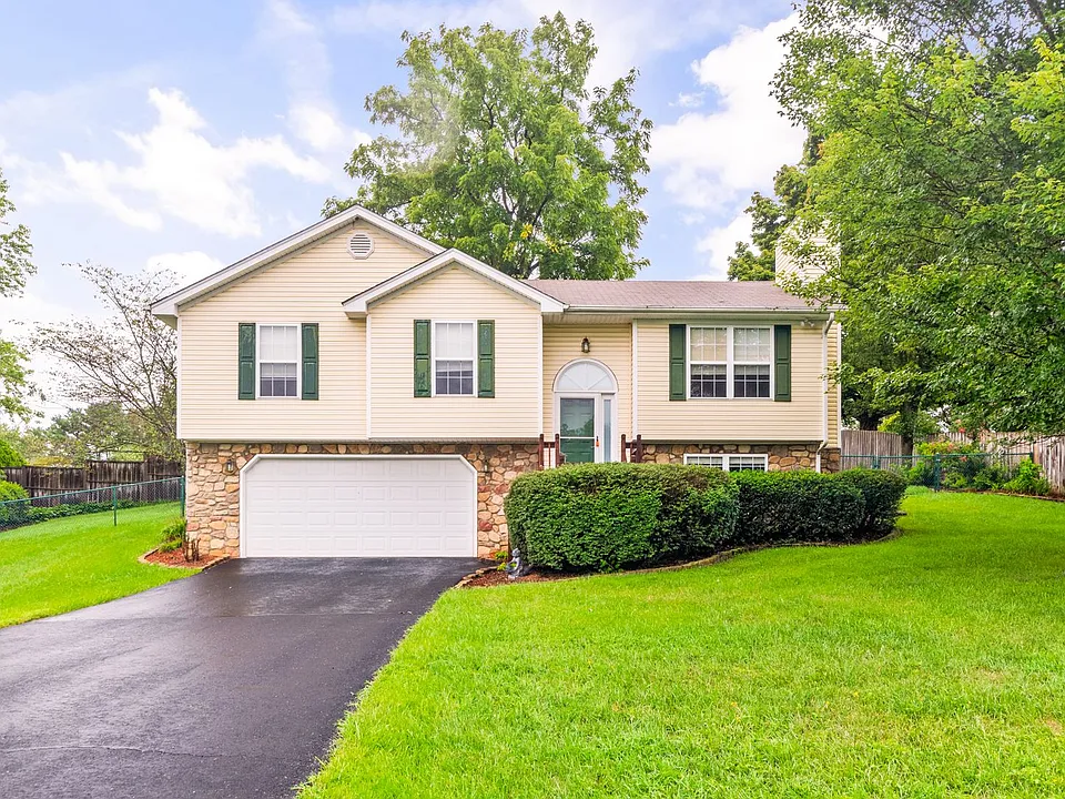 70 Johns Ct NW