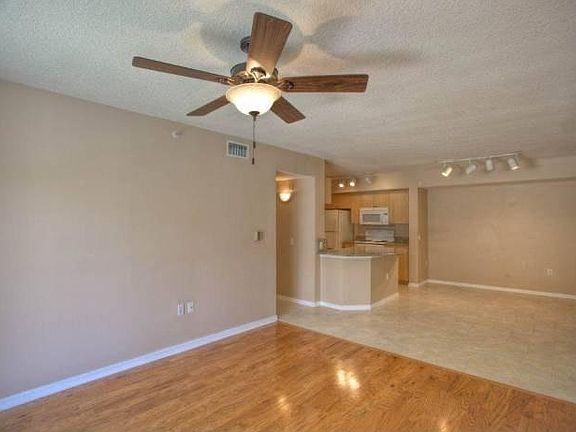 2nd image of 105 Villa Cir #105