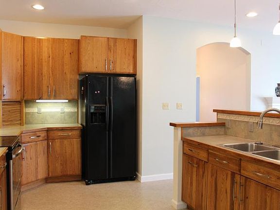 3rd image of 296 Majestic Oak Dr