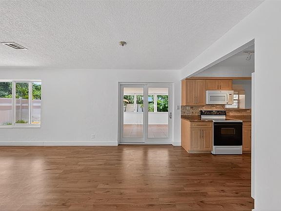 5th image of 942 NE 25th Avenue