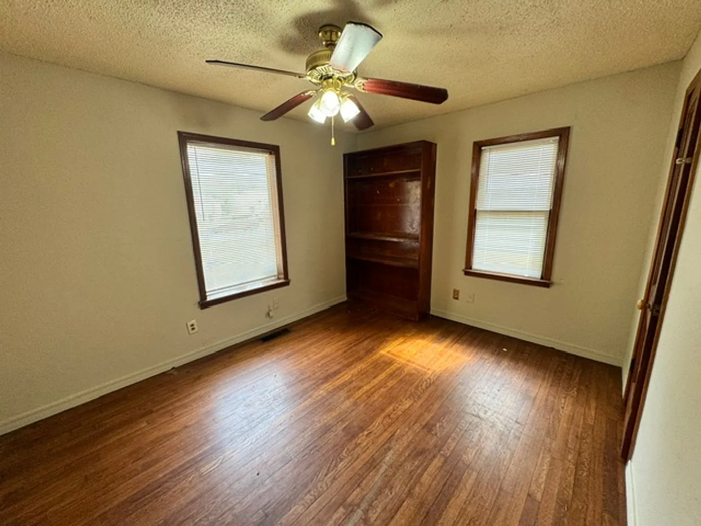 4 bed 1 bath — Photo 4